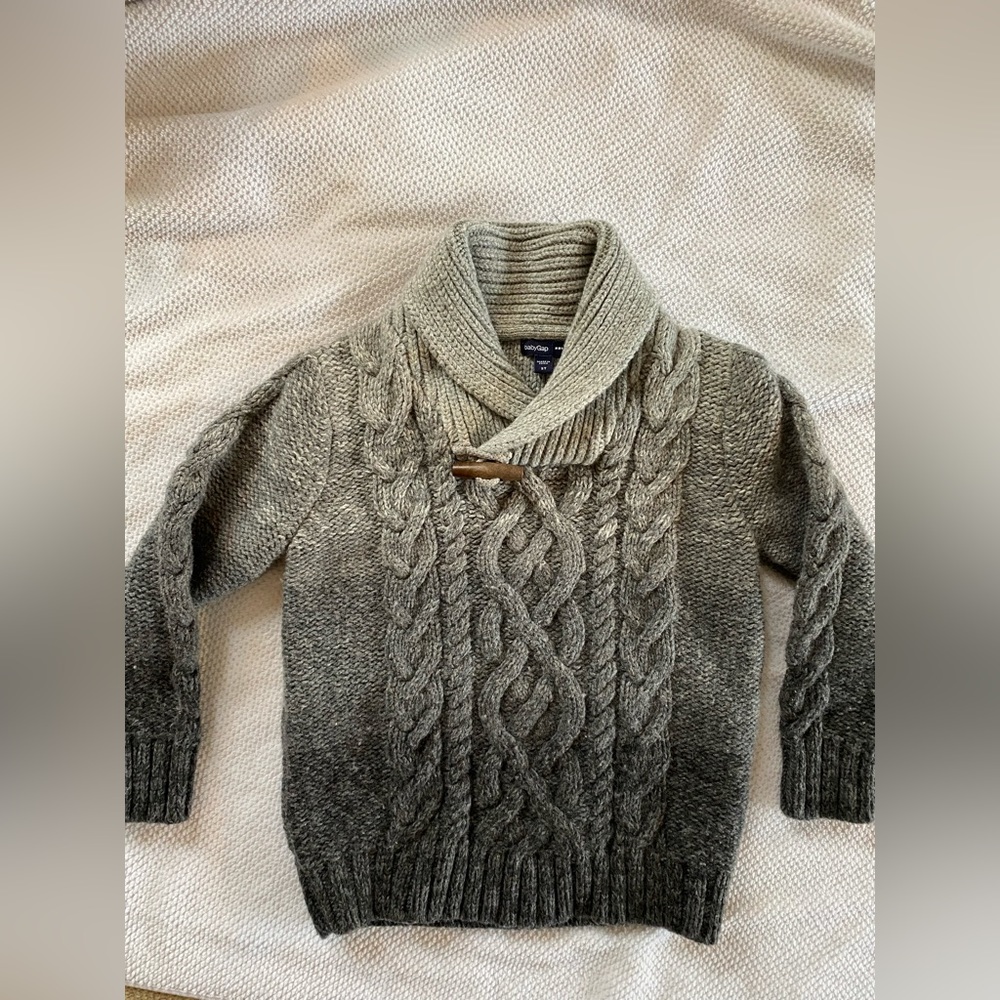 Used but in Great condition - Toddler Gap Sweater Size 3T